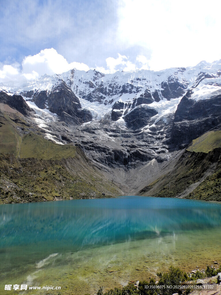 高山蓝湖壮丽自然景观