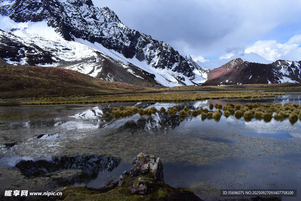 雪山下的静谧湖景