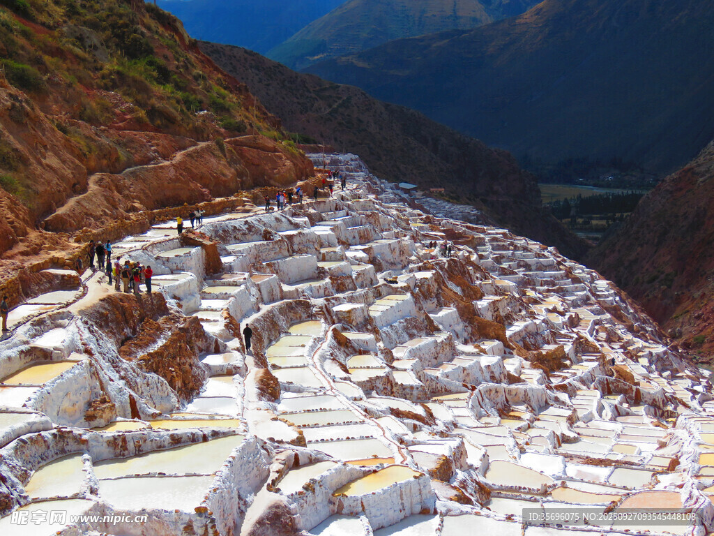 山间壮观的白色盐田景观