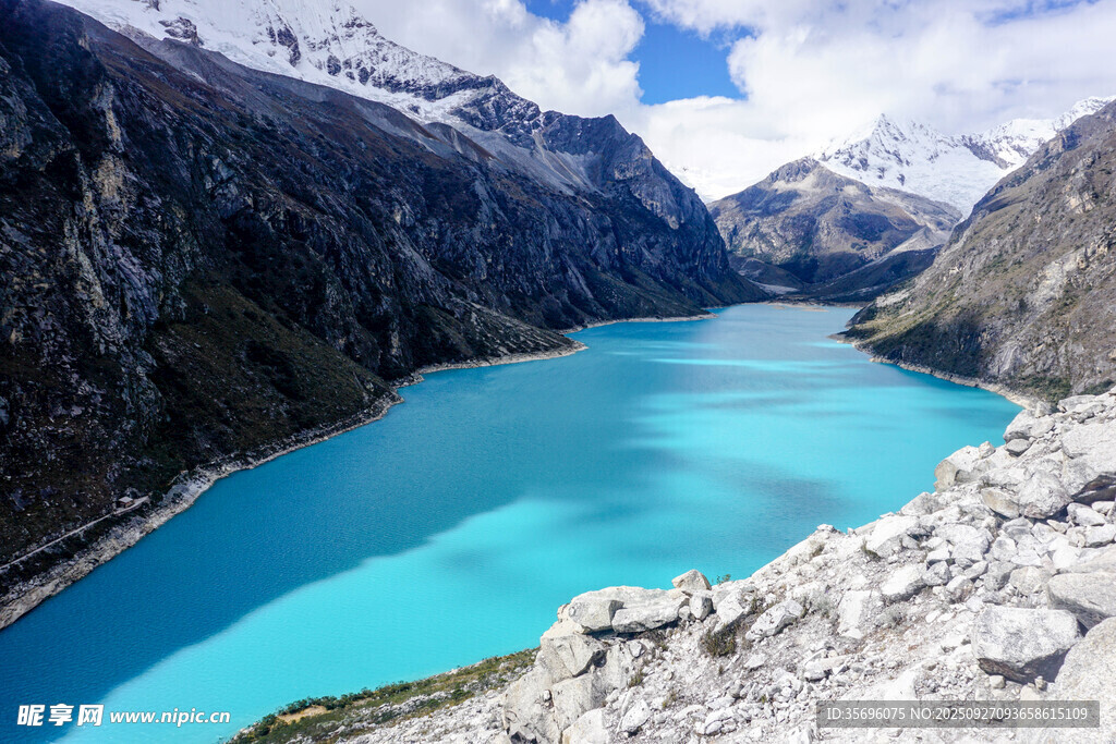 壮丽高山蓝湖景观