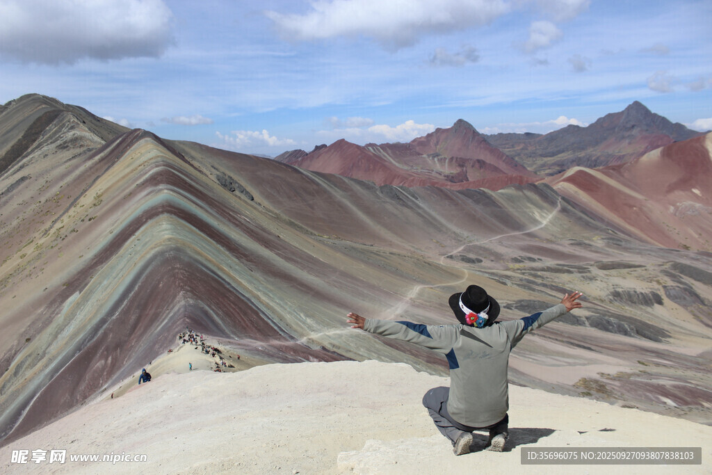 五彩山峦前的欢呼旅人