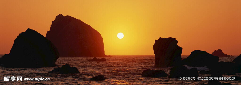 夕阳下的海边礁石美景