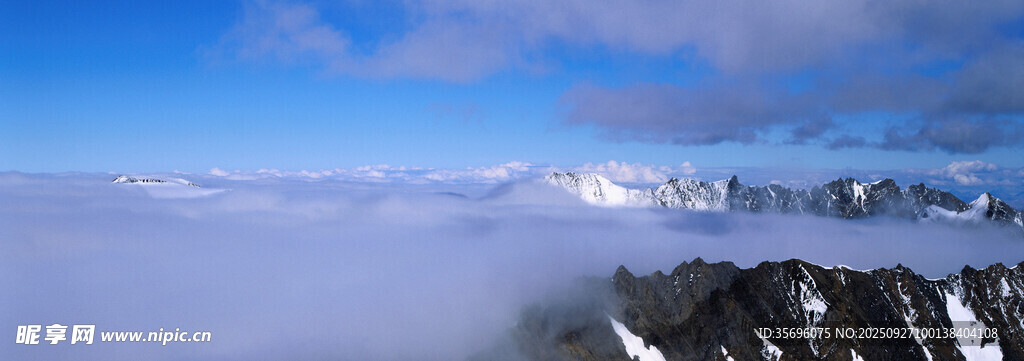云海之上的壮丽雪山景观