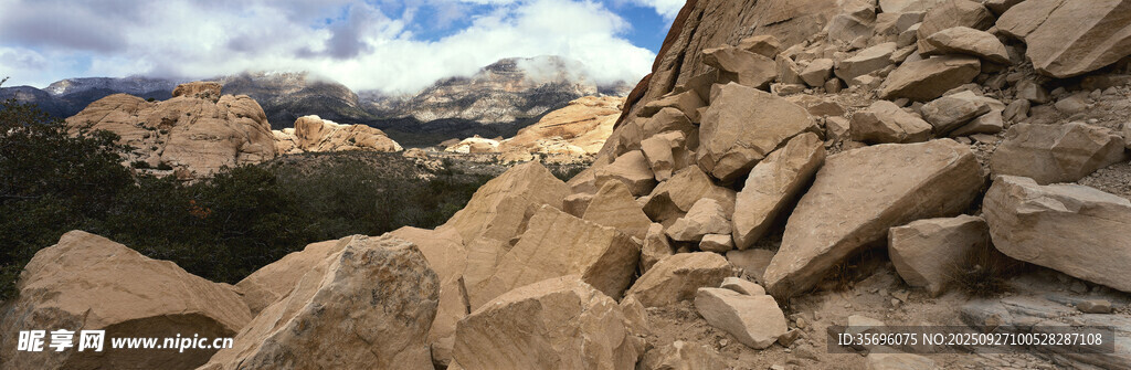 山间嶙峋石景