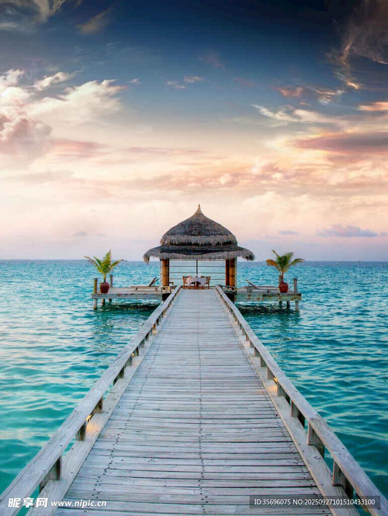 海边栈桥尽头的浪漫小屋