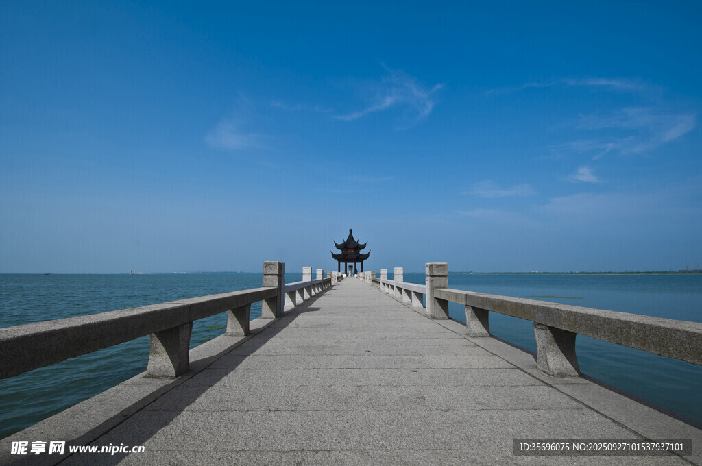 海边栈桥漫步的悠闲时光