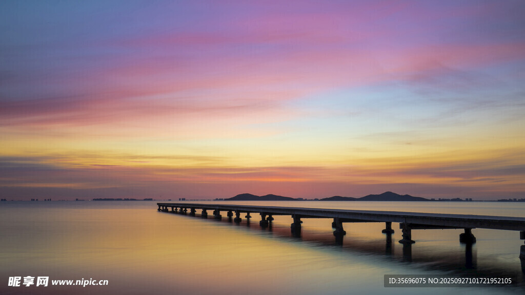 海边长桥日落美景