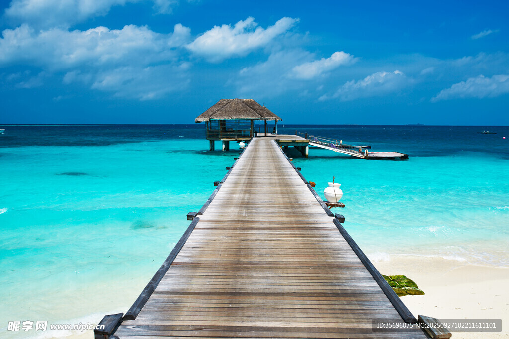 海边栈桥延伸至碧海蓝天