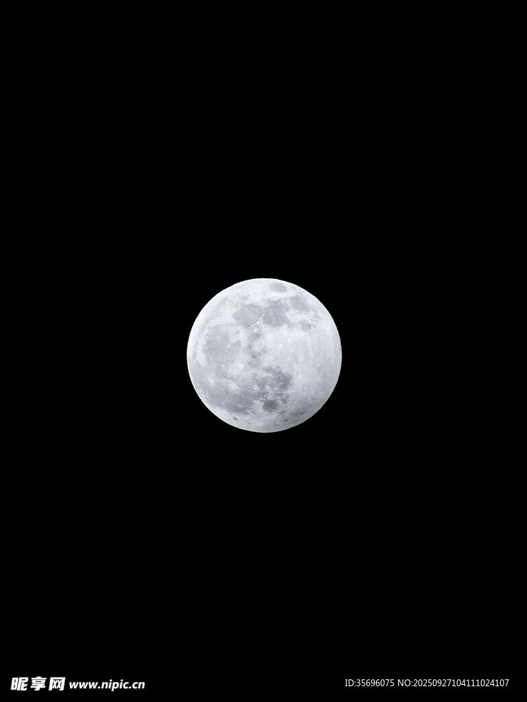 夜空中的皎洁明月