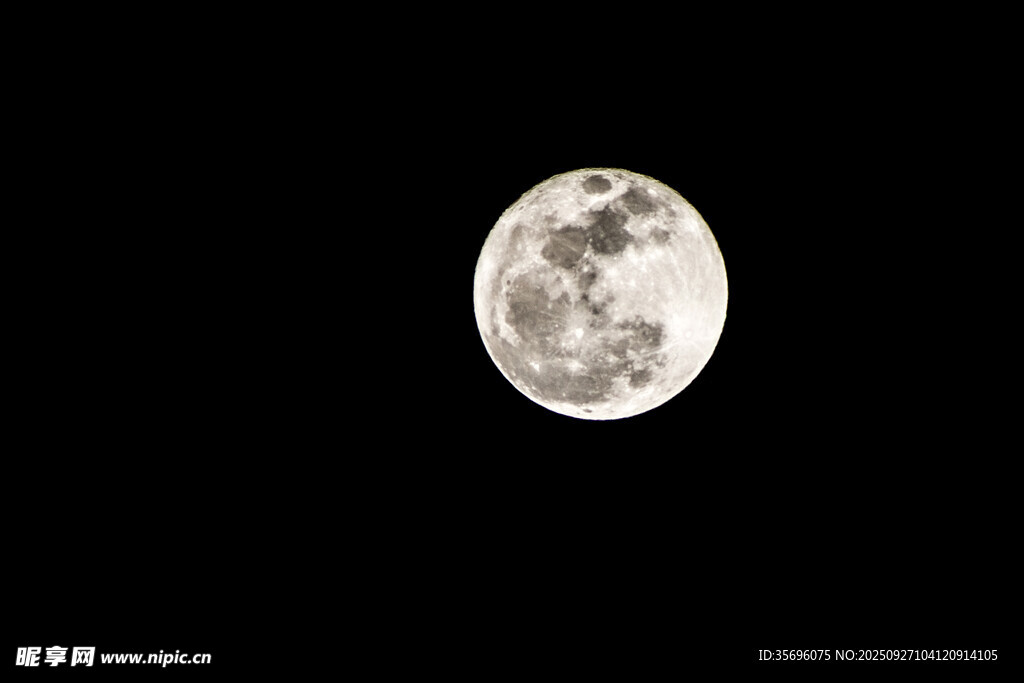 夜空中的皎洁明月