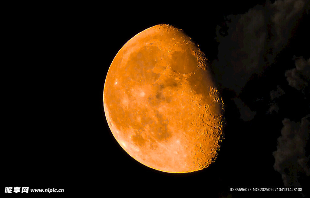夜空中的橙黄色满月