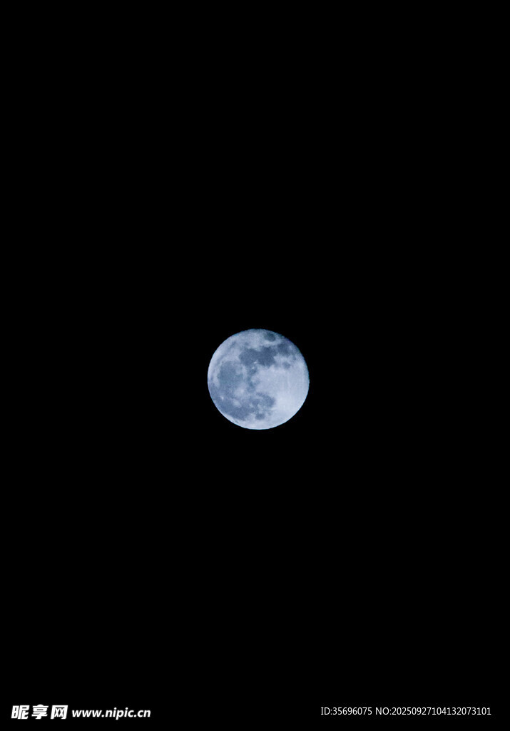 夜空中的孤独月亮
