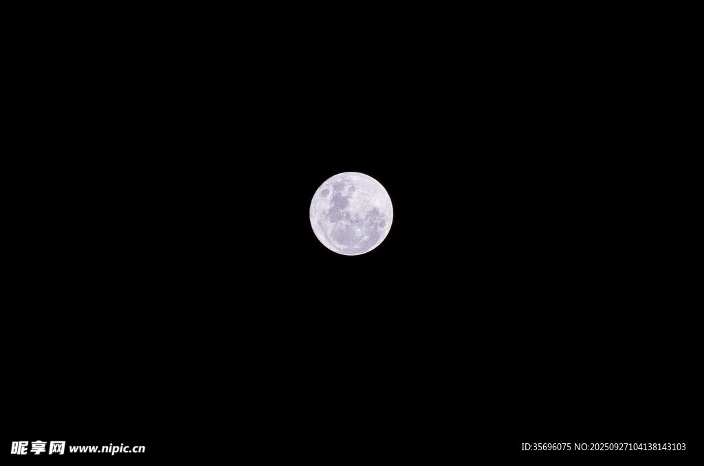 夜空中的明亮圆月