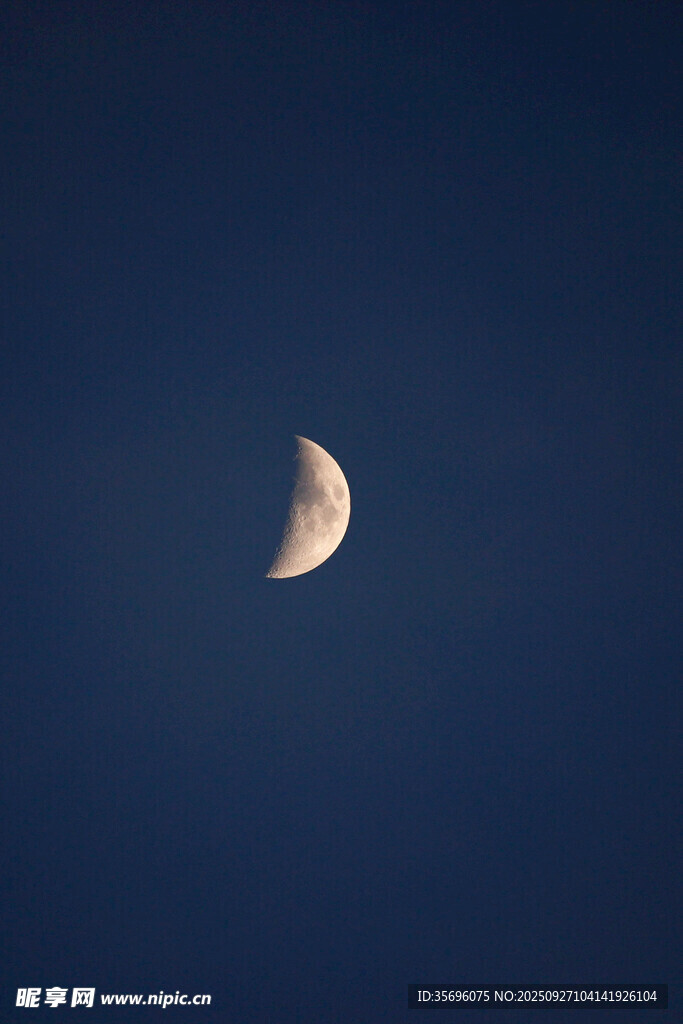 夜空中的半月