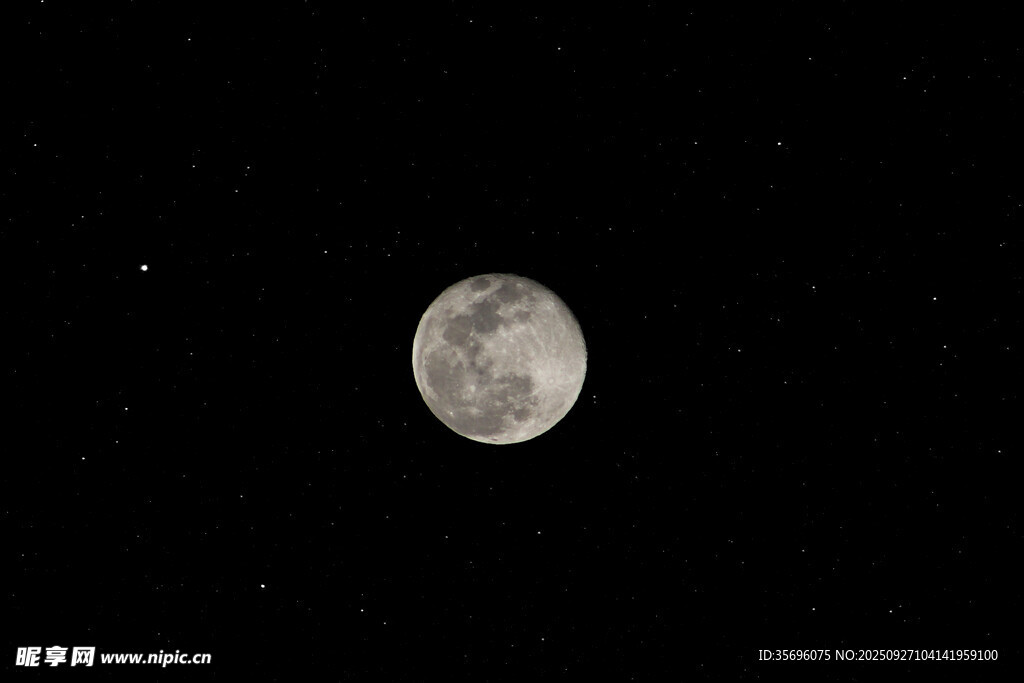 夜空中的明亮满月