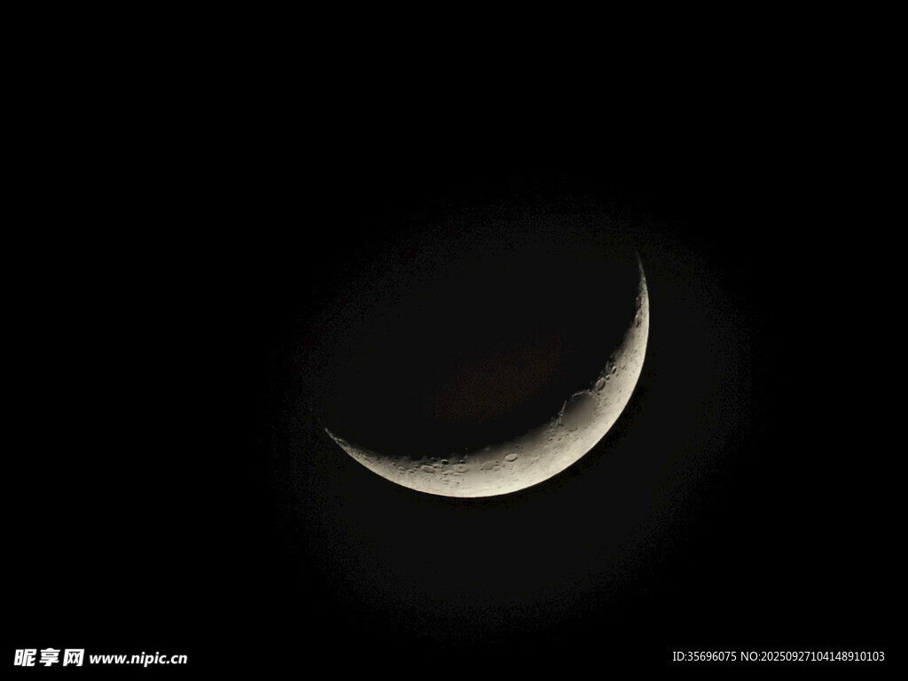夜空中的弯弯新月