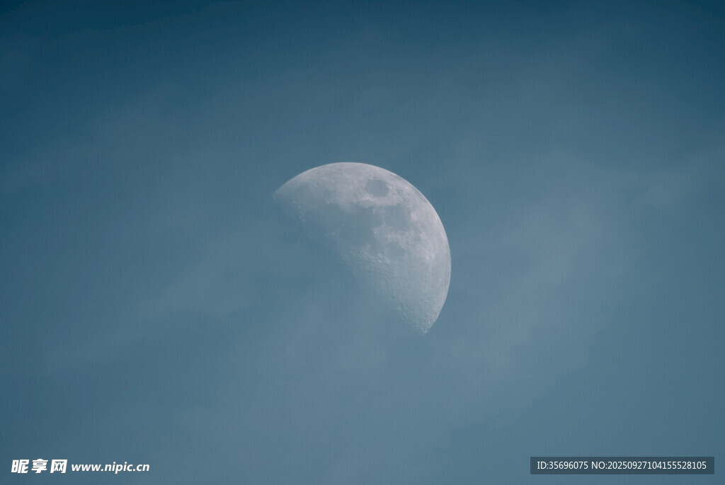 夜空中的朦胧半月