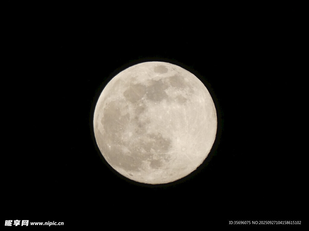 满月高悬夜空