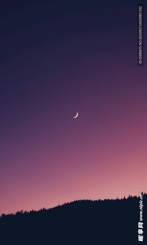 夜幕下的弯月与远山
