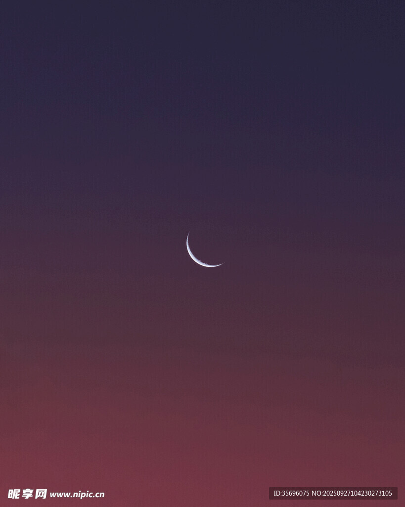 夜空中的弯弯新月