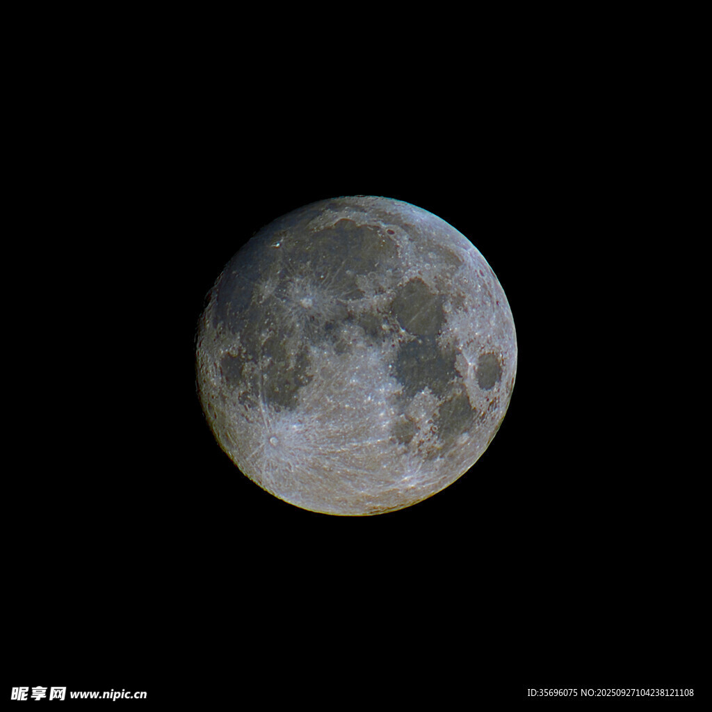夜空中的皎洁满月