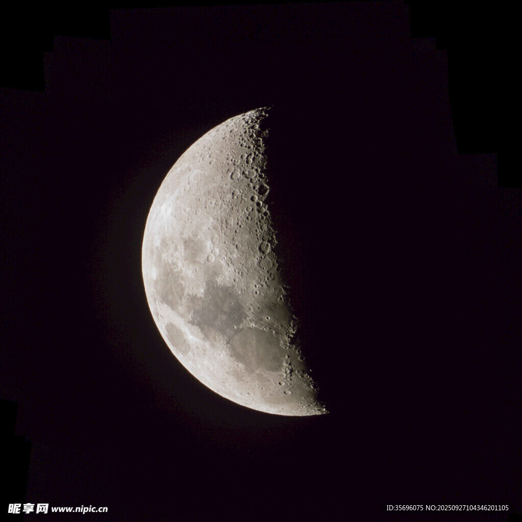 半月悬于夜空
