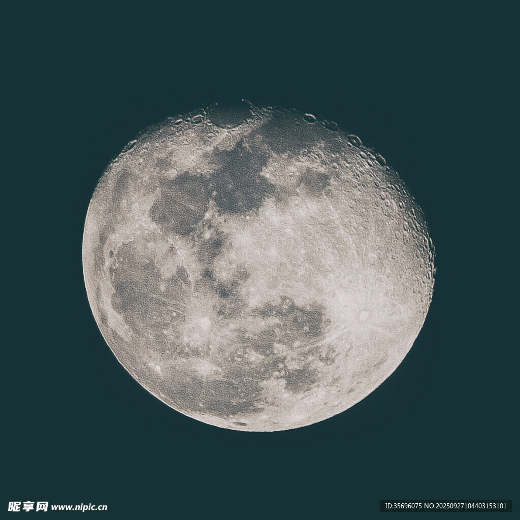 夜空中的满月