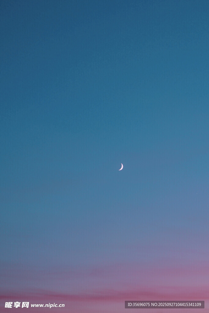 天空中的弯月与粉蓝暮色