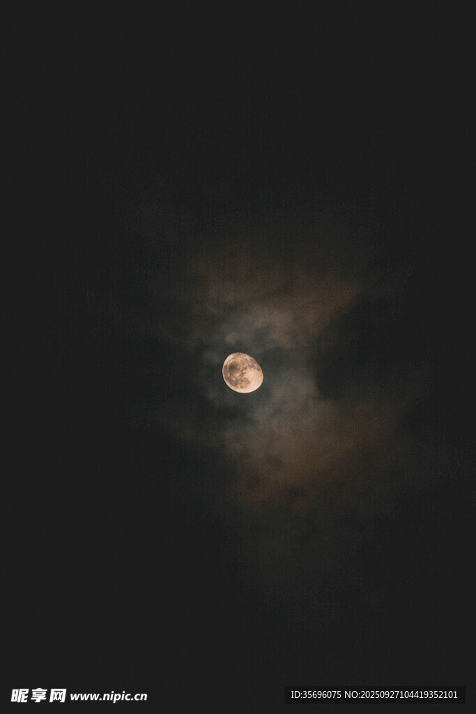 夜空中的朦胧月亮