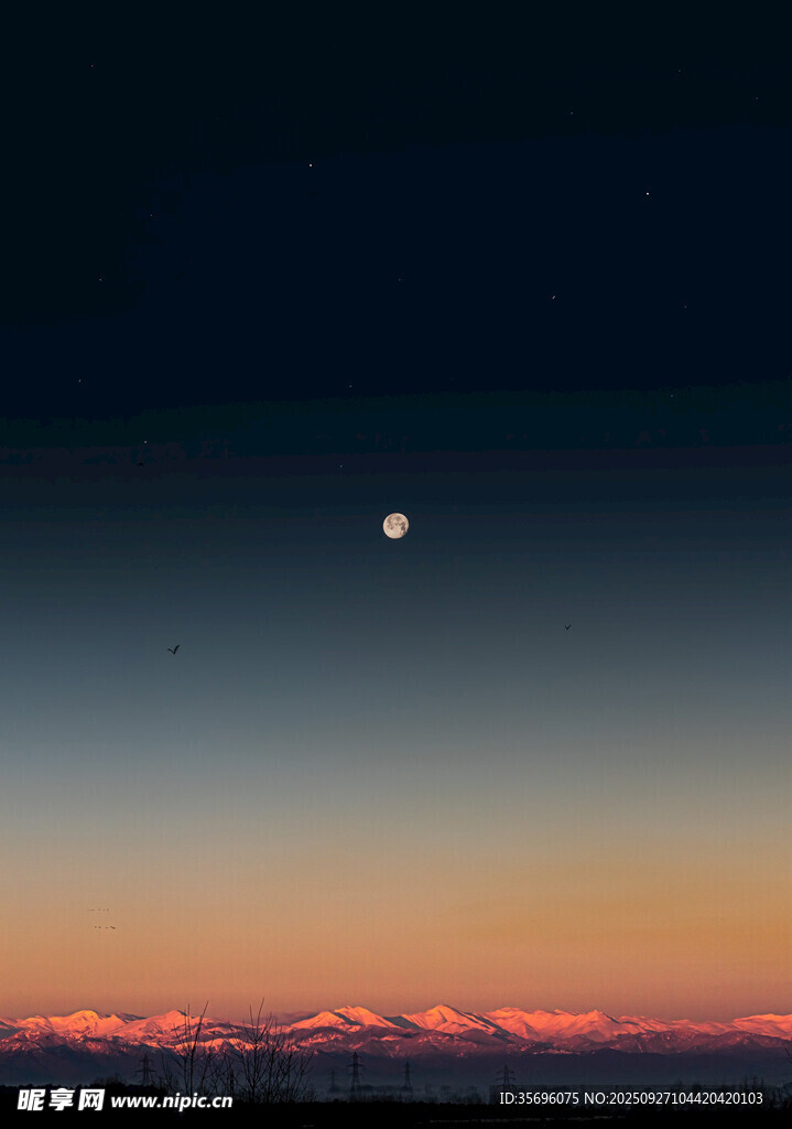 夜幕下的月亮与天边霞光