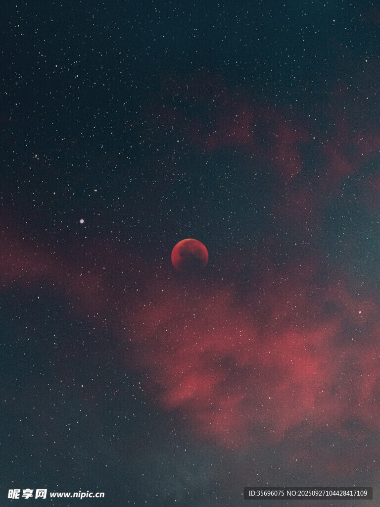 夜空中的红色月牙与星云
