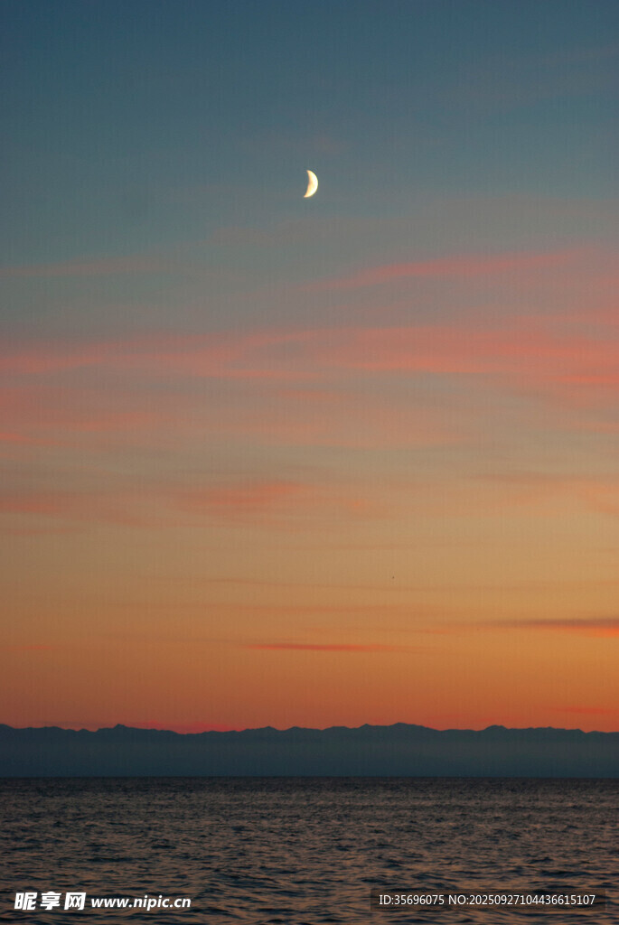 海上夕阳与月牙美景