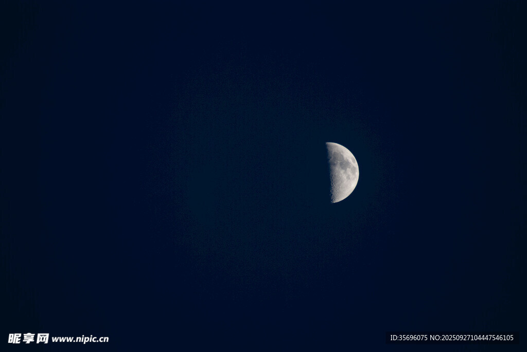 夜空中的弯弯月牙
