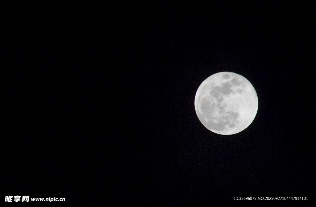 夜空中的皎洁明月
