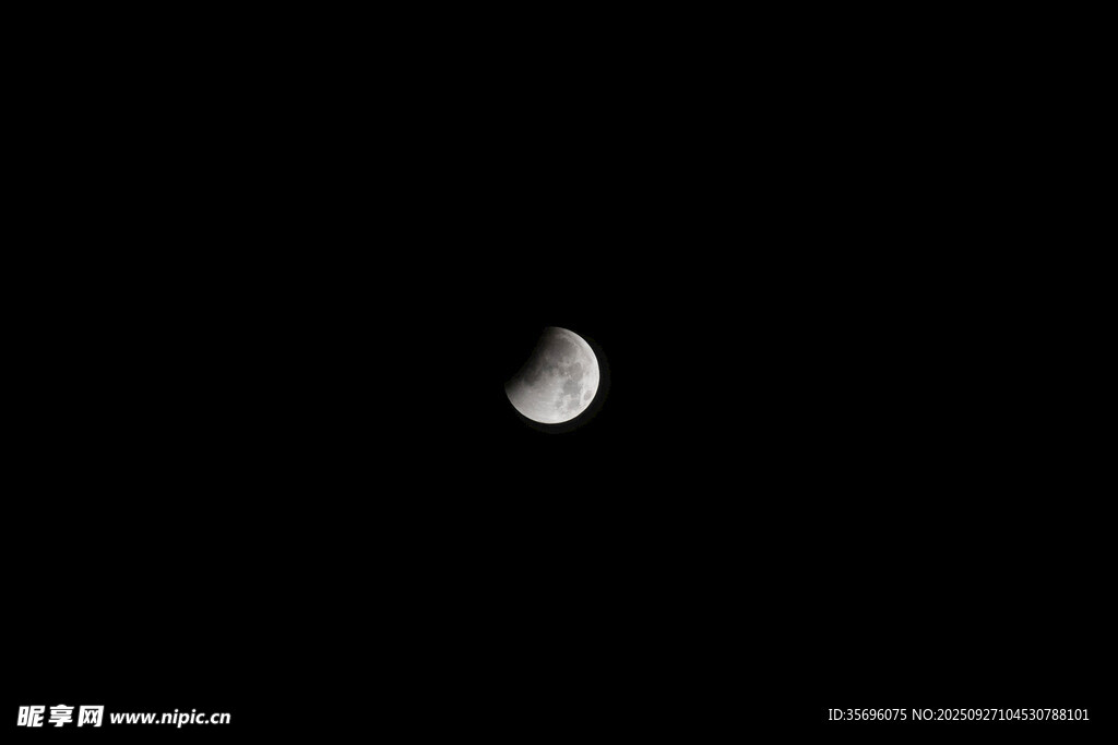 夜空中的弯弯月亮