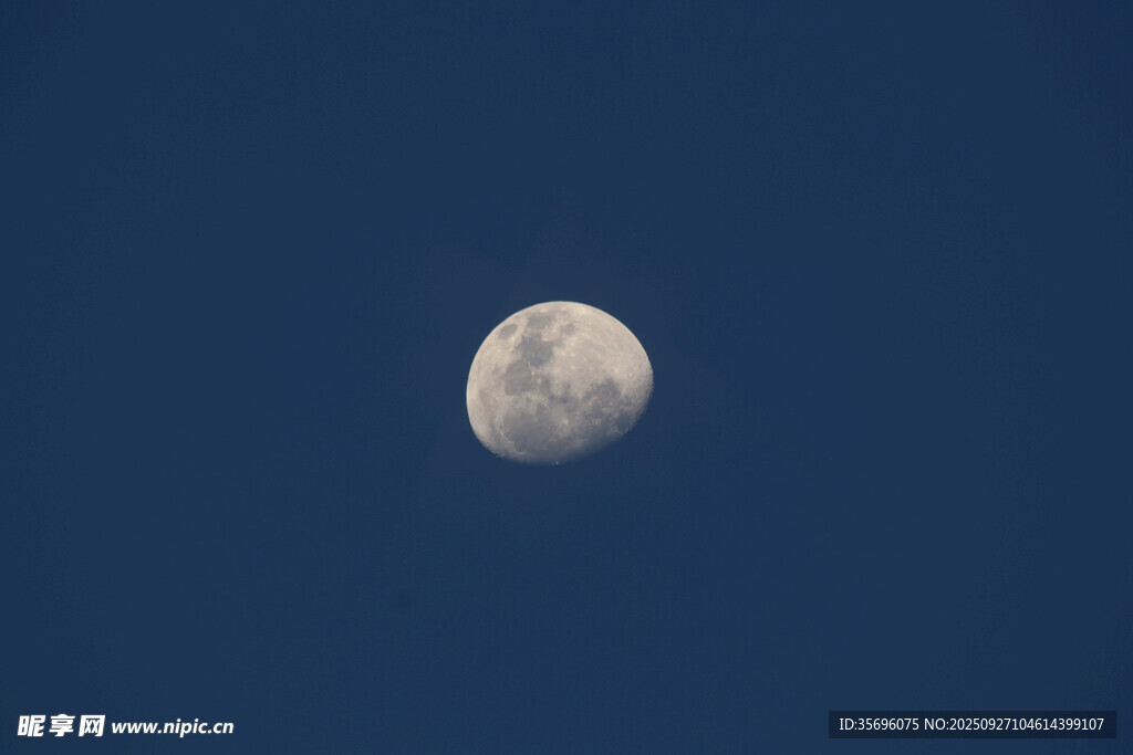夜空中的皎洁明月