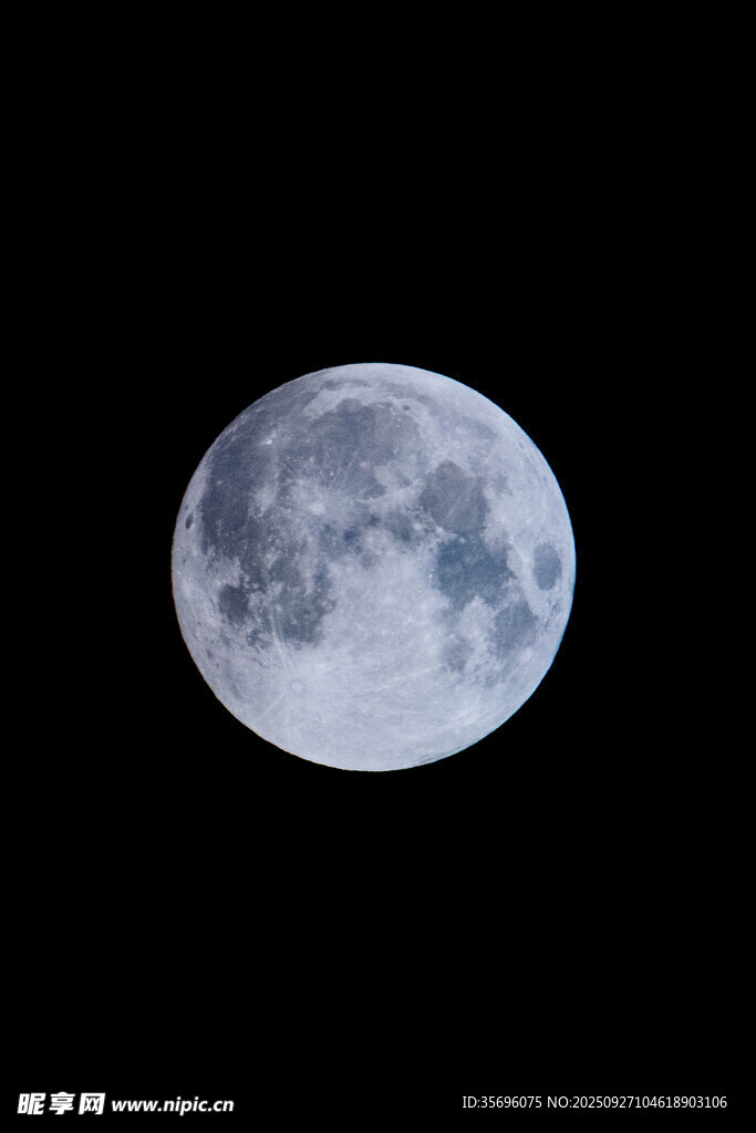 夜空中的皎洁明月