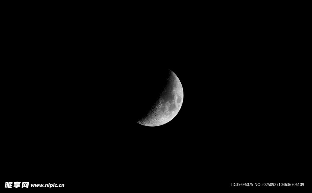 夜空中的弯弯新月