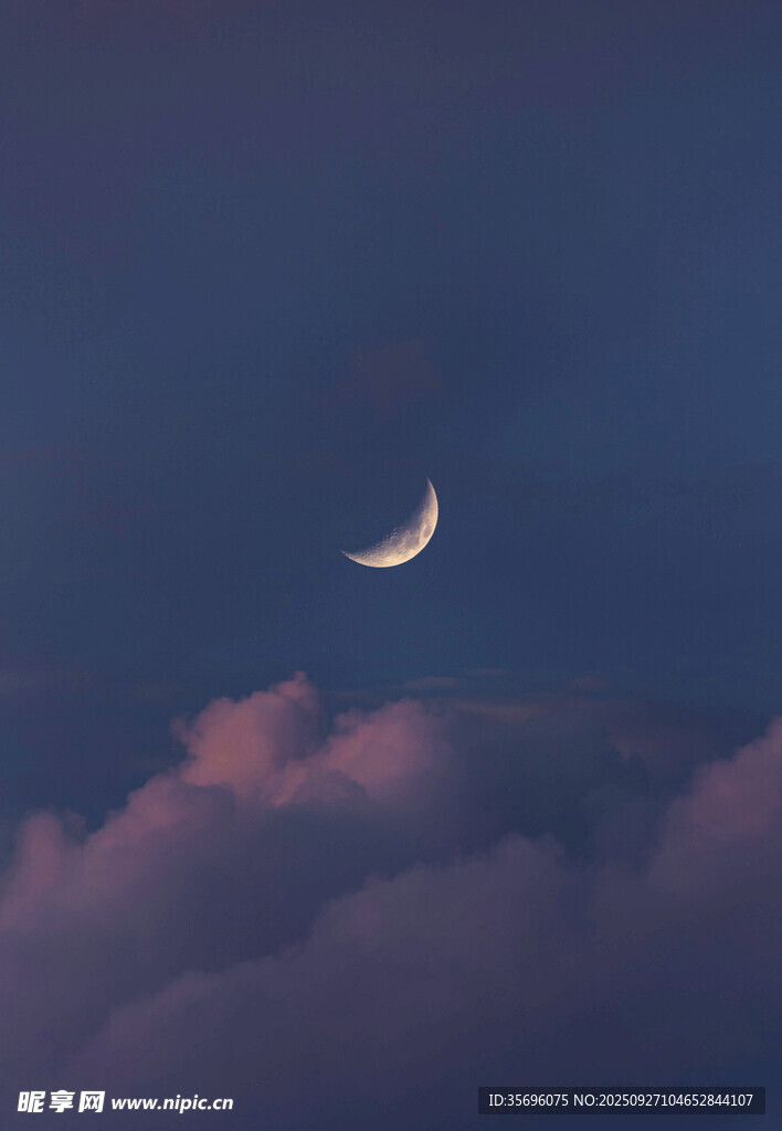 夜空下的弯弯新月