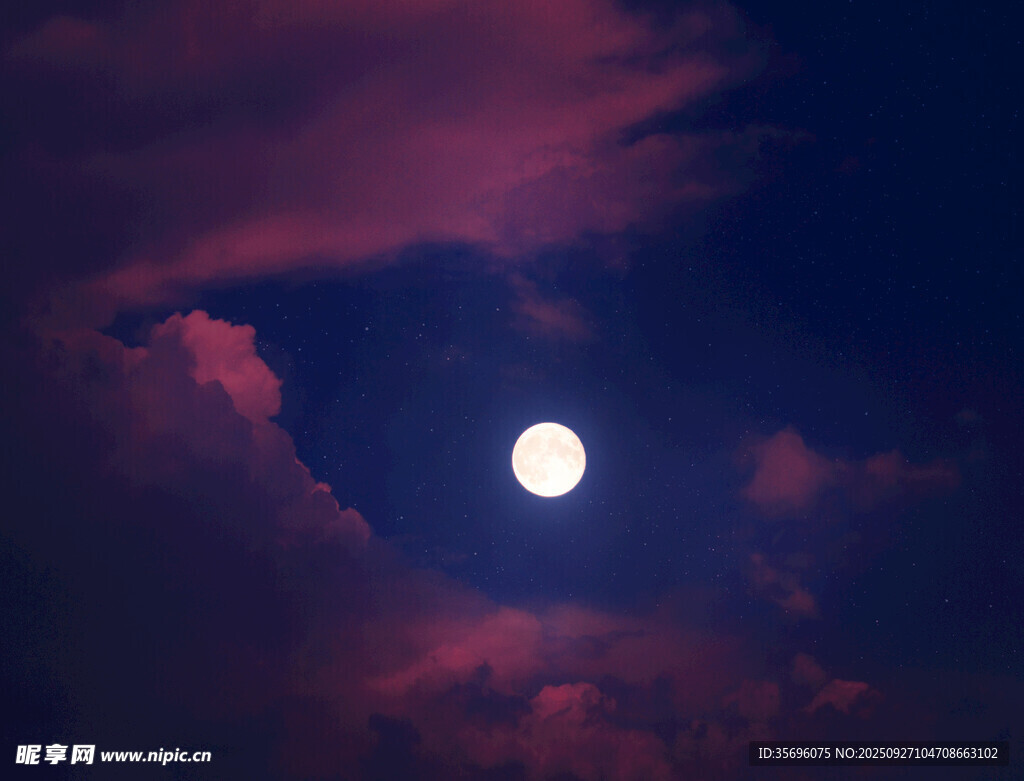 夜空中明亮圆月伴彩云