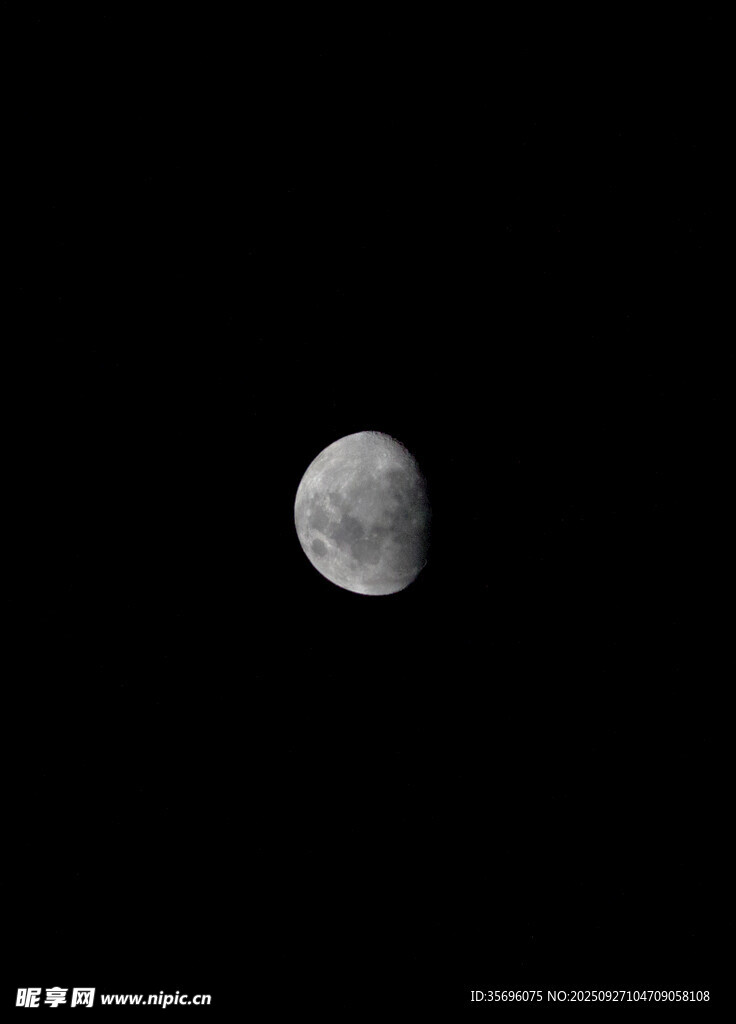 夜空中的孤独月亮