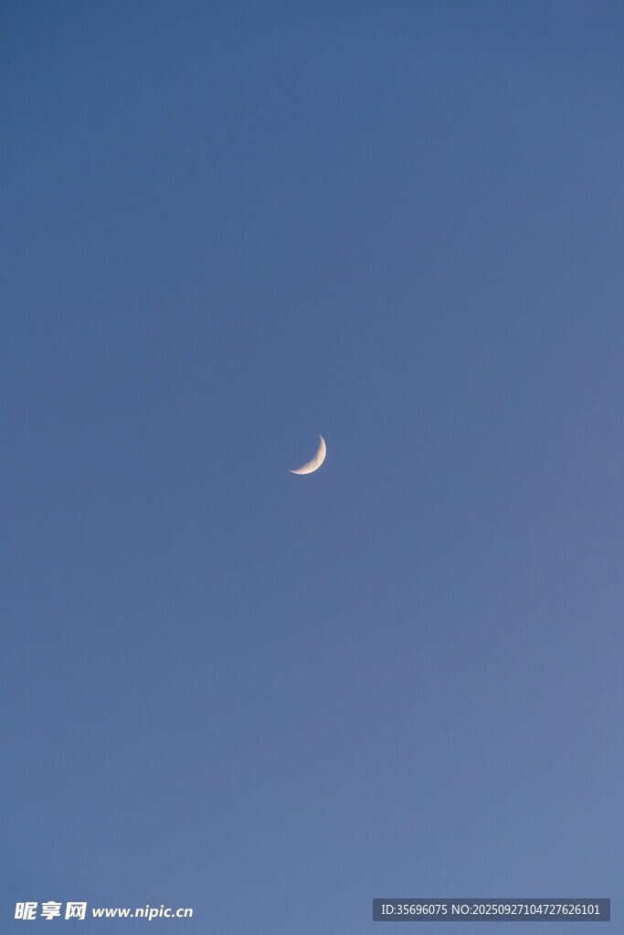蓝天中的一弯新月
