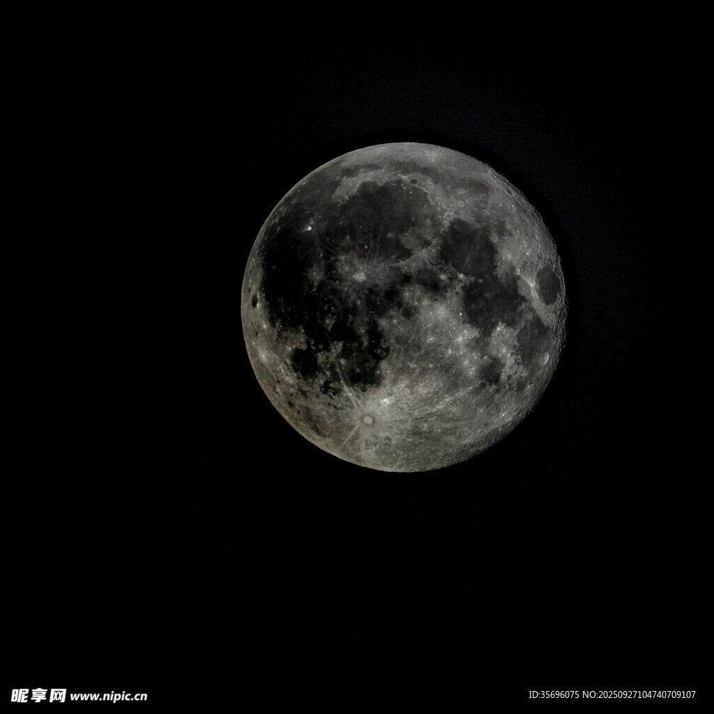 夜空中的满月