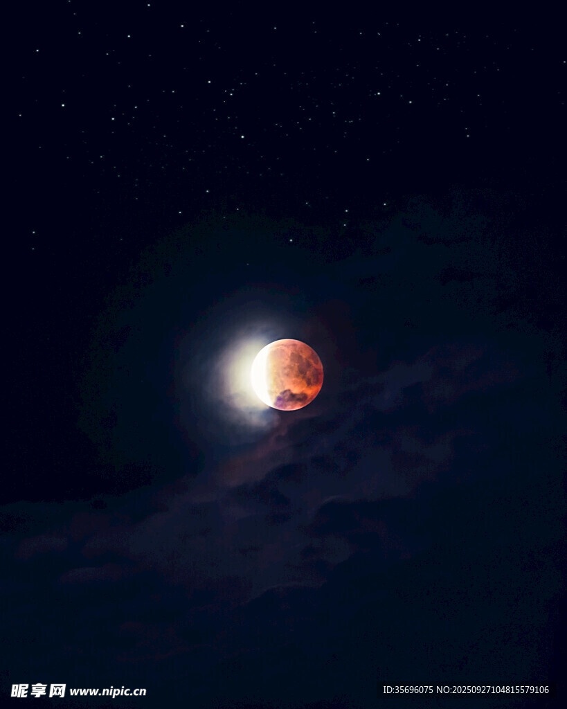夜空中的红月奇观
