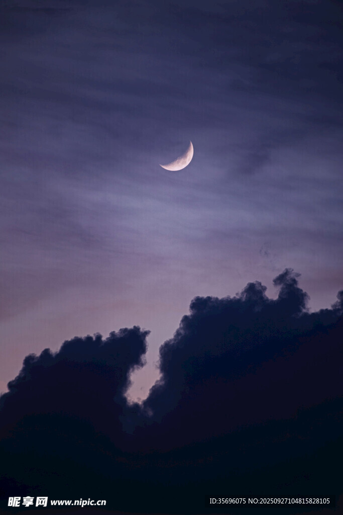 夜幕下的弯月与山林