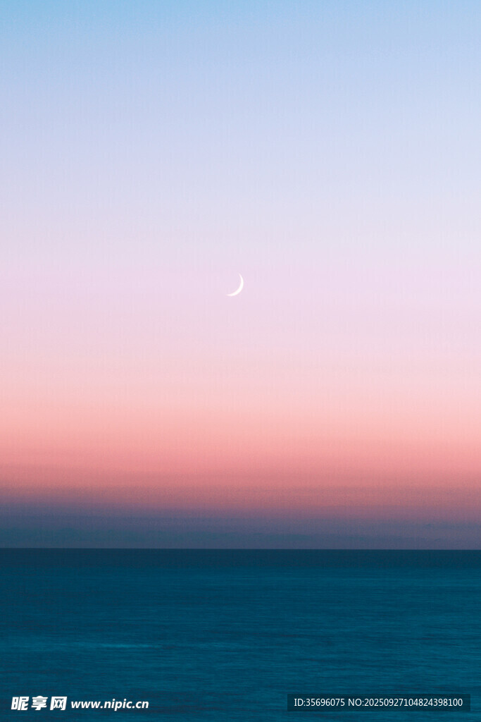 海边粉蓝渐变天空与海面