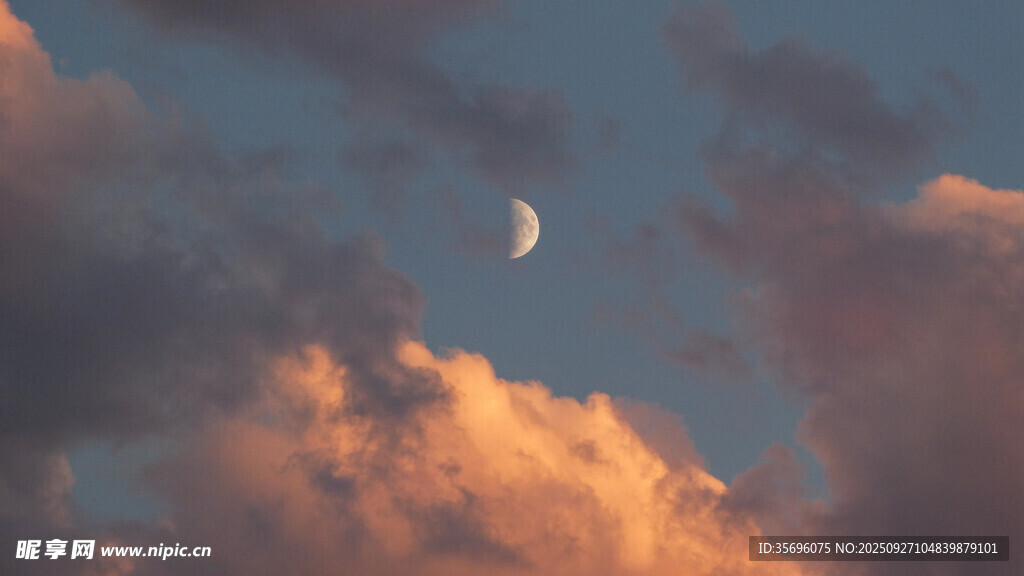 夜空新月伴彩云