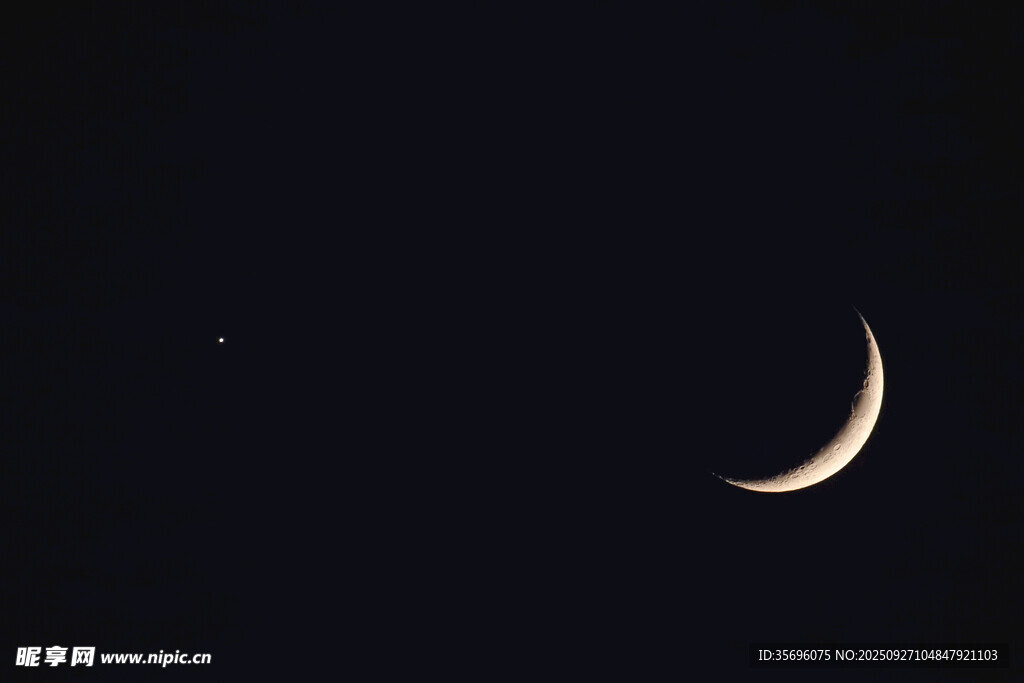 夜空中的新月与星星