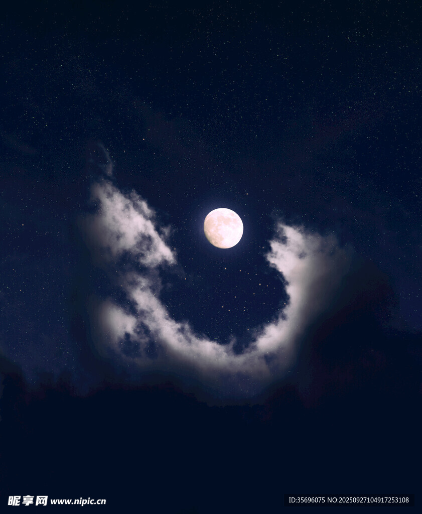 夜空中明亮的月亮与云朵