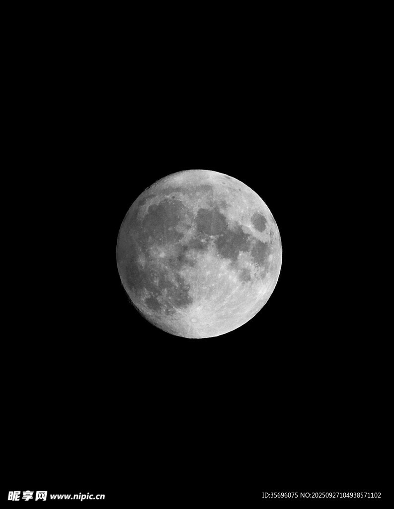 夜空中的皎洁满月
